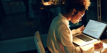 En kvinne som sitter foran en bærbar PC