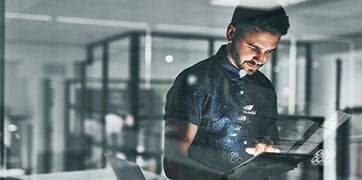 En mann som bruker et nettbrett