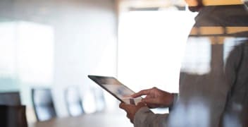 En person som bruker et nettbrett