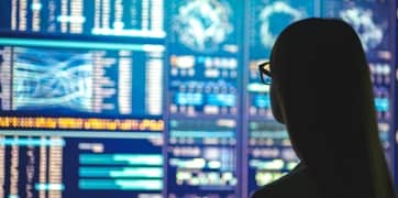 En person som ser på data på en skjerm